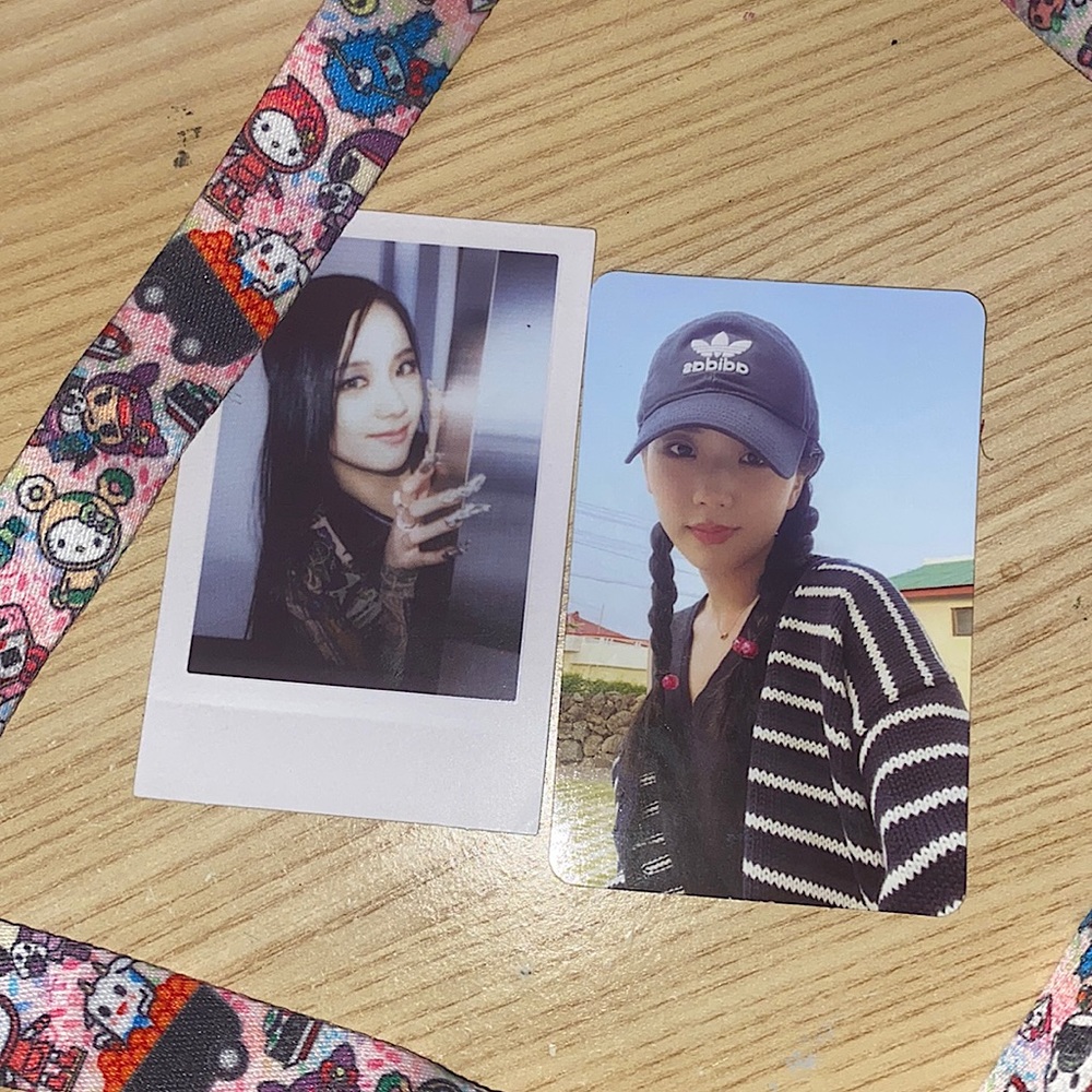 BORN PINK JISOO PHOTOCARD N POLAROID TOGETHER ! Both pics in order